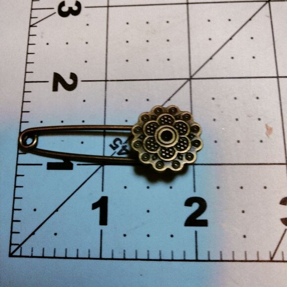 Flower Safety Pin Daisy Charm Holder Skirt Pin Brooch Crafting - Picture 2 of 5